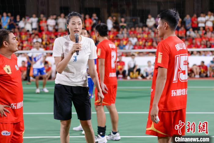 中国女排名将刘晏含助力海南文昌“村VA”体验板