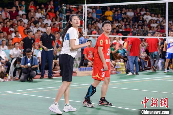 中国女排名将刘晏含助力海南文昌“村VA”体验板