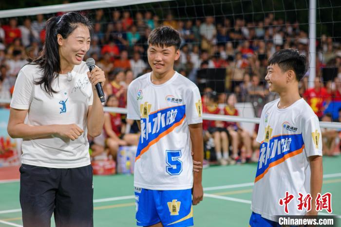 中国女排名将刘晏含助力海南文昌“村VA”体验板