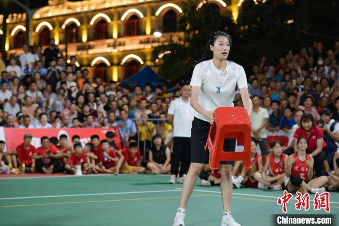 中国女排名将刘晏含助力海南文昌“村VA”体验板