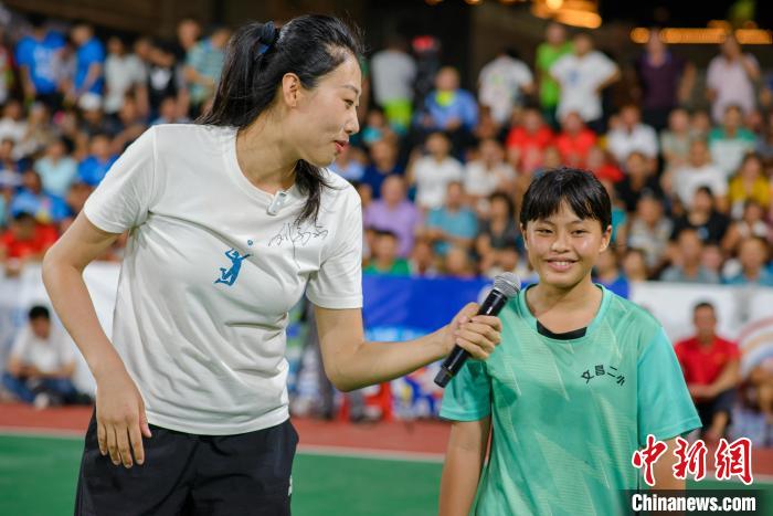 中国女排名将刘晏含助力海南文昌“村VA”体验板