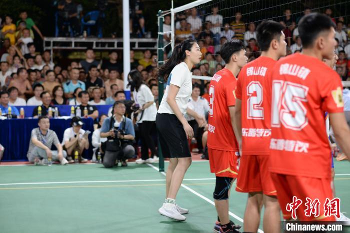 中国女排名将刘晏含助力海南文昌“村VA”体验板