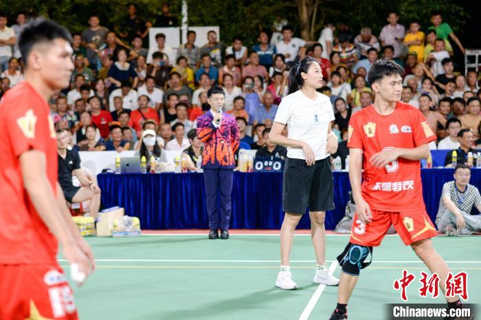 中国女排名将刘晏含助力海南文昌“村VA”体验板