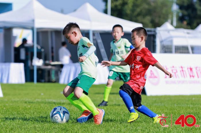 6岁7岁小球员共赴百队杯足球节
