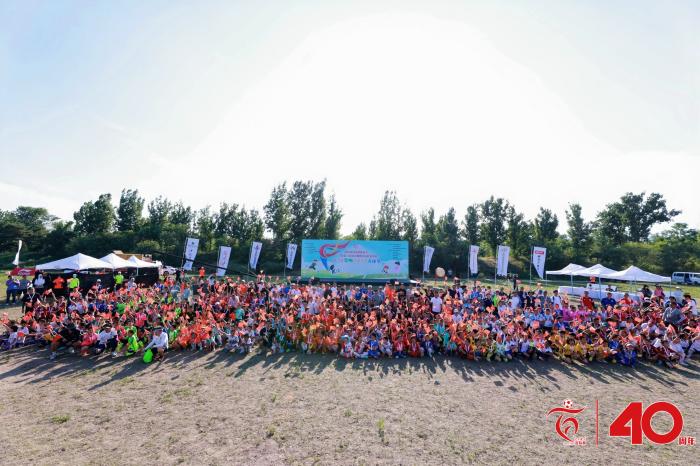 6岁7岁小球员共赴百队杯足球节