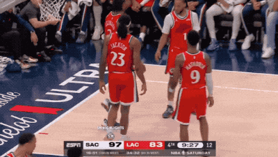 伦纳德脚踝扭伤离场仍砍31分 球迷忧心未来出战