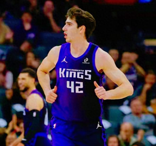 国王惨败马刺雷诺独木难支，团队低迷致大比分